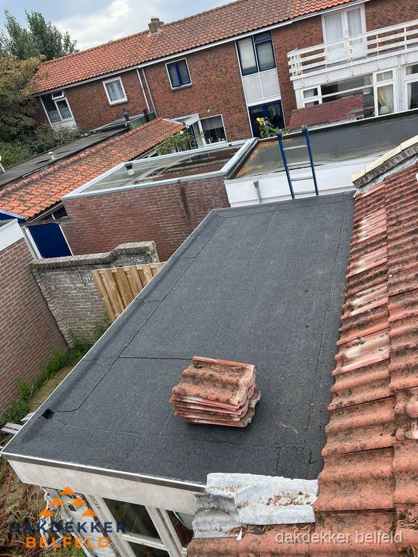Aanbouw plat dak met reservepannen voor dakpannen vervangen in Belfeld Aanbouw plat dak met reservepannen voor dakpannen vervangen in Belfeld