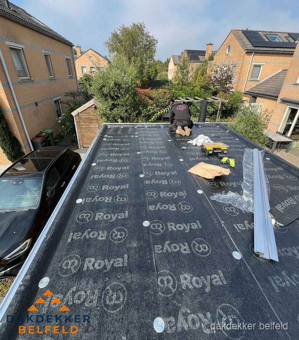Dakdekker aan het werk op plat dak renovatie in Belfeld Dakdekker aan het werk op plat dak renovatie in Belfeld
