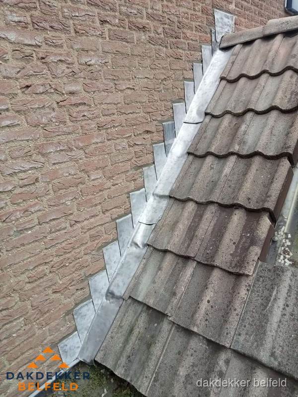 Loodslabben langs dakaansluiting bij bakstenen muur in Belfeld Loodslabben langs dakaansluiting bij bakstenen muur in Belfeld