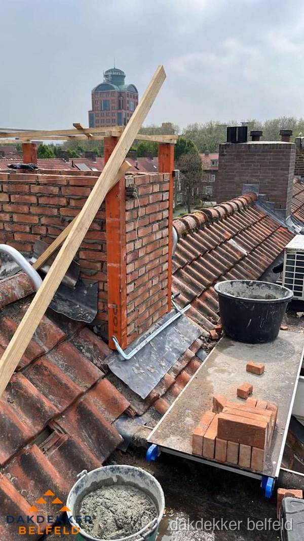 Schoorsteen renovatie met metselwerk op schuin dak in Belfeld Schoorsteen renovatie met metselwerk op schuin dak in Belfeld