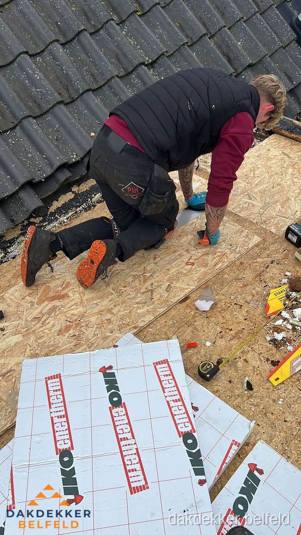 Dakdekker plaatst PIR-isolatieplaten op plat dak in Belfeld