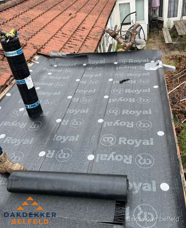 Bitumen dakbedekking leggen op plat dak aanbouw in Belfeld Bitumen dakbedekking leggen op plat dak aanbouw in Belfeld