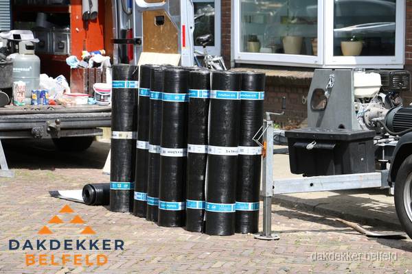 Rollen bitumen dakbedekking klaar voor daklekkage reparatie in Belfeld Rollen bitumen dakbedekking klaar voor daklekkage reparatie in Belfeld