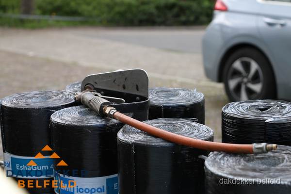 Rollen bitumen dakbedekking EshaGum klaar voor installatie in Belfeld Rollen bitumen dakbedekking EshaGum klaar voor installatie in Belfeld