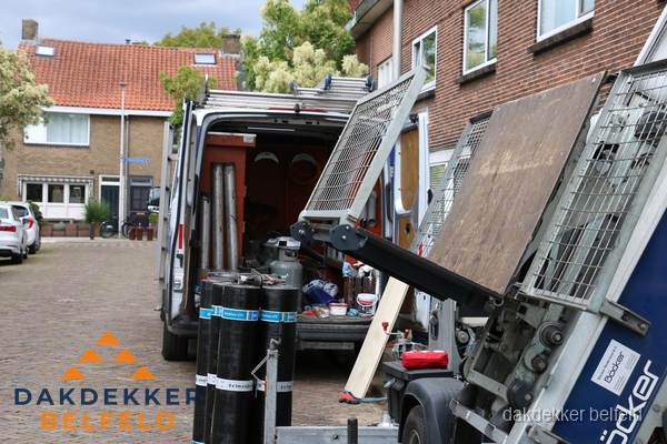 Dakdekkersbusje met materiaal en ladderlift voor dakpannen vervangen in Belfeld
