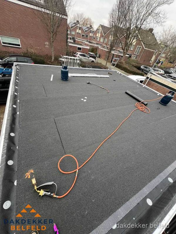 Afgewerkte dakrenovatie met bitumen op plat dak in Belfeld Afgewerkte dakrenovatie met bitumen op plat dak in Belfeld