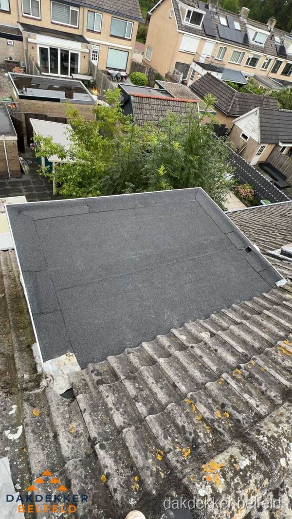 Plat dak aanbouw met bitumen dakbedekking in woonwijk Belfeld Plat dak aanbouw met bitumen dakbedekking in woonwijk Belfeld