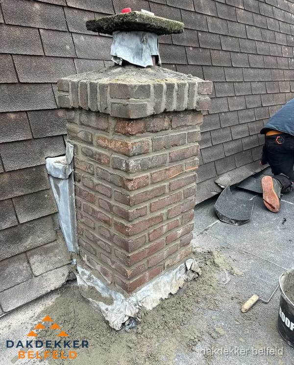 Schoorsteen reparatie met lood en voegwerk op leien dak in Belfeld