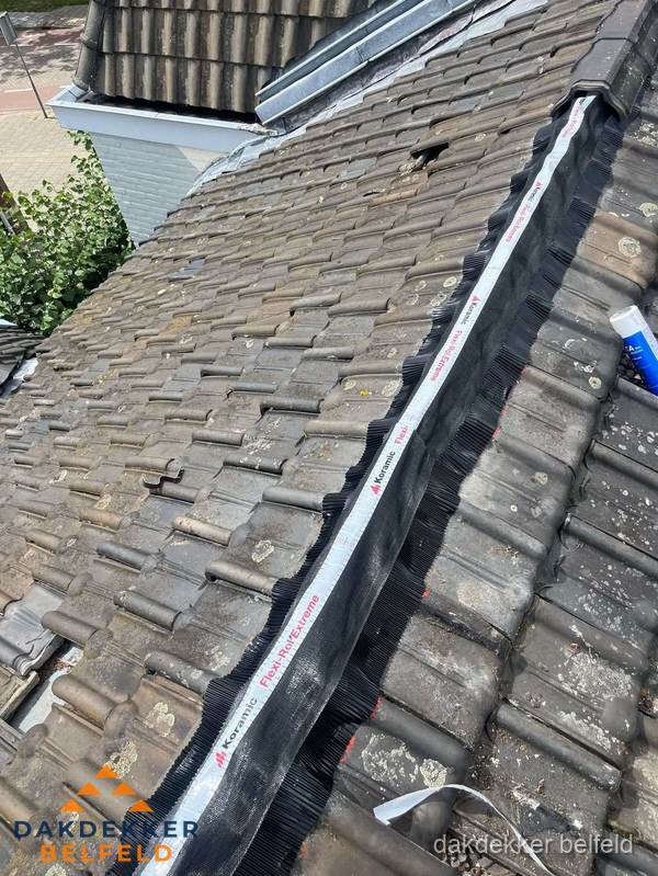 Nokvorst renovatie met Koramic nokrol op schuin pannendak in Belfeld Nokvorst renovatie met Koramic nokrol op schuin pannendak in Belfeld