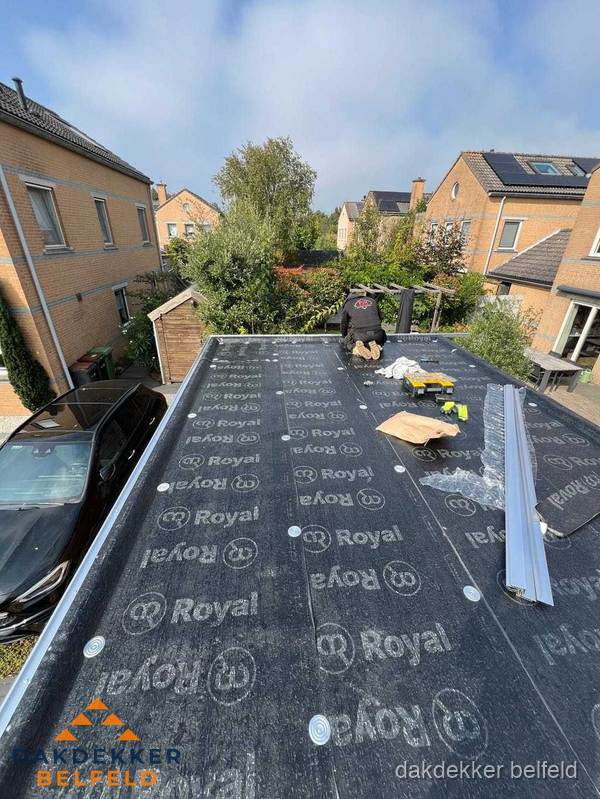 Nieuwe Royal bitumen dakbedekking op plat dak van aanbouw in Belfeld Nieuwe Royal bitumen dakbedekking op plat dak van aanbouw in Belfeld