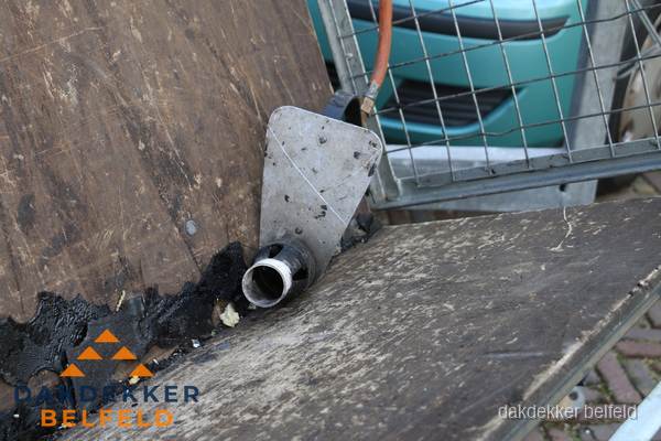 Dakdekkers gasbrander voor bitumen werkzaamheden in Belfeld