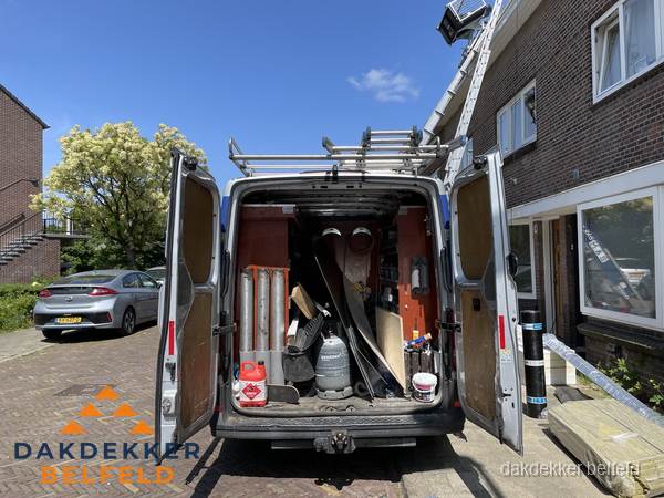 Spoed dakdekker bus met gereedschap en ladder bij woning in Belfeld Spoed dakdekker bus met gereedschap en ladder bij woning in Belfeld