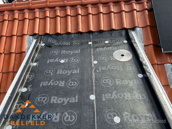 Nieuw dak met dakpannen en Royal onderlaag bij woning in Belfeld